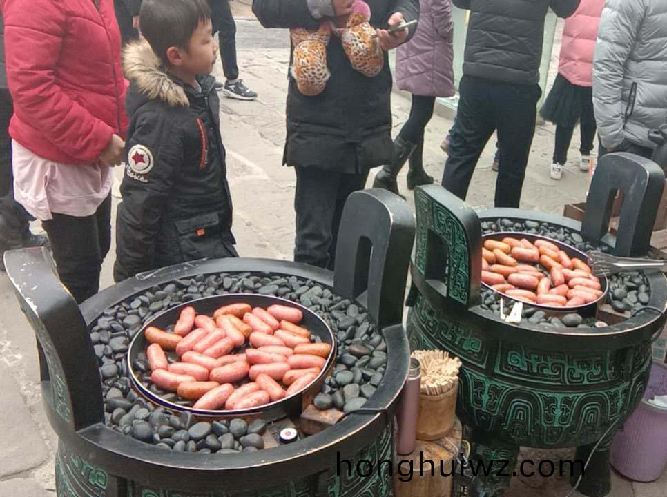 漢伯尅石鍋烤腸貴陽廟會倍受歡迎(ying)